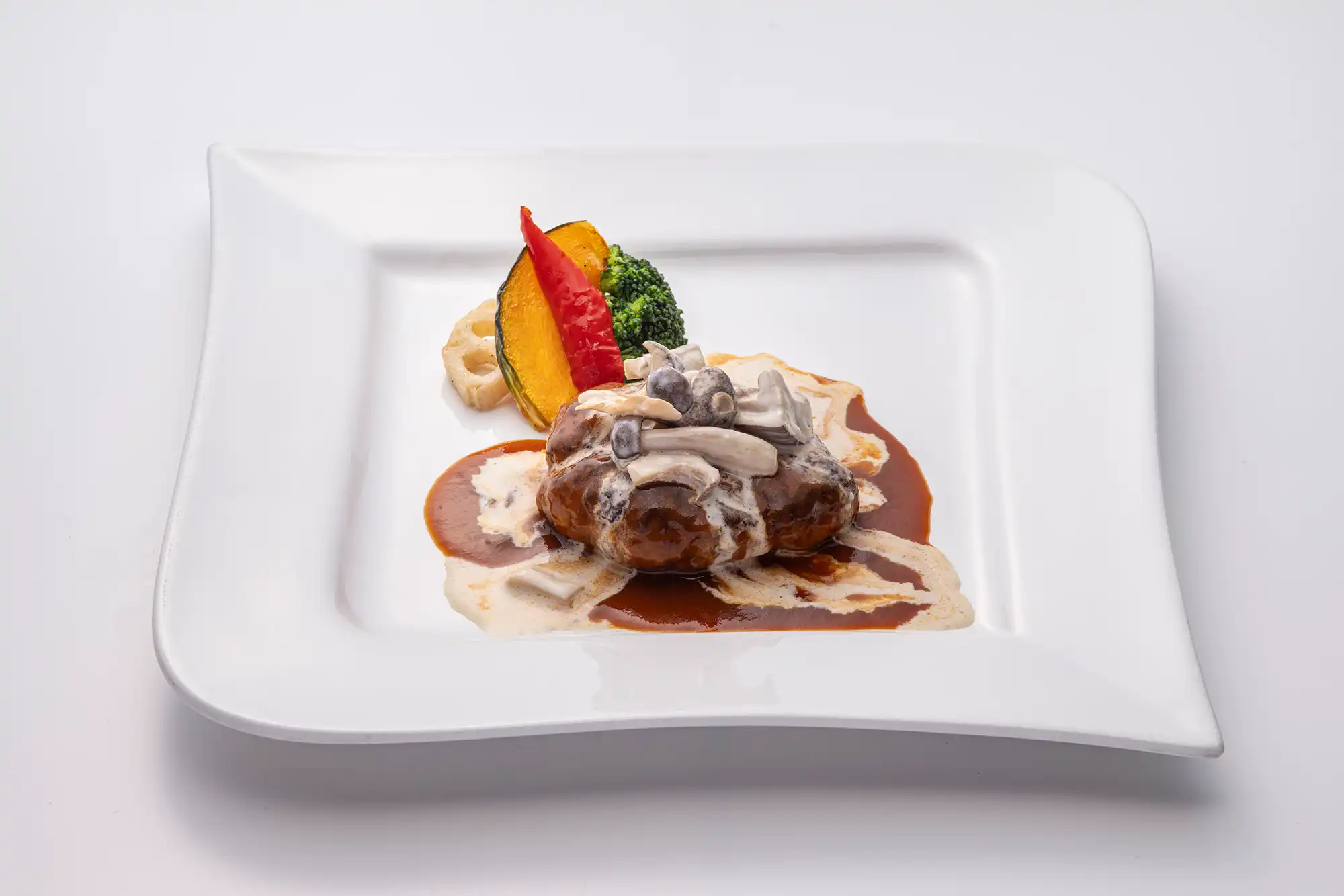 ハンバーグステーキ 季節の温野菜添え （スープ、サラダ、パン付き）